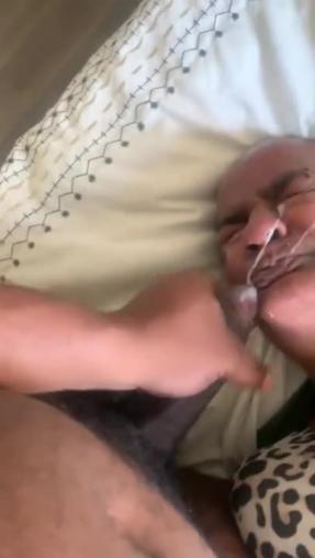 Der geilen Oma das Gesicht vollgespritzt im kostenlosen Pornofilm